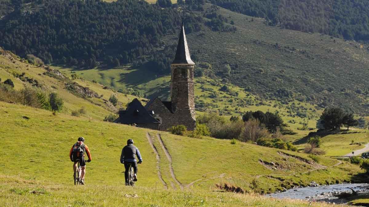 Dos ciclistas se aproximan a Montgarri, en la frontera entre el Pallars Sobirà y el Vall d'Aran.