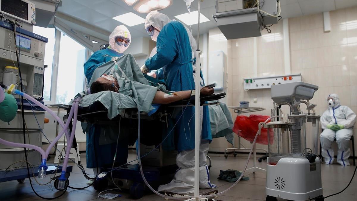 Operación de urgencia en un hospital de Moscú para pacientes de coronavirus, el pasado lunes.