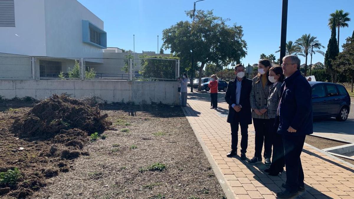 El alcalde de Estepona, José María García Urbano, muestra la parcela para ampliar el CEIP Isdabe a la delegada de la Junta, Patricia Navarro.