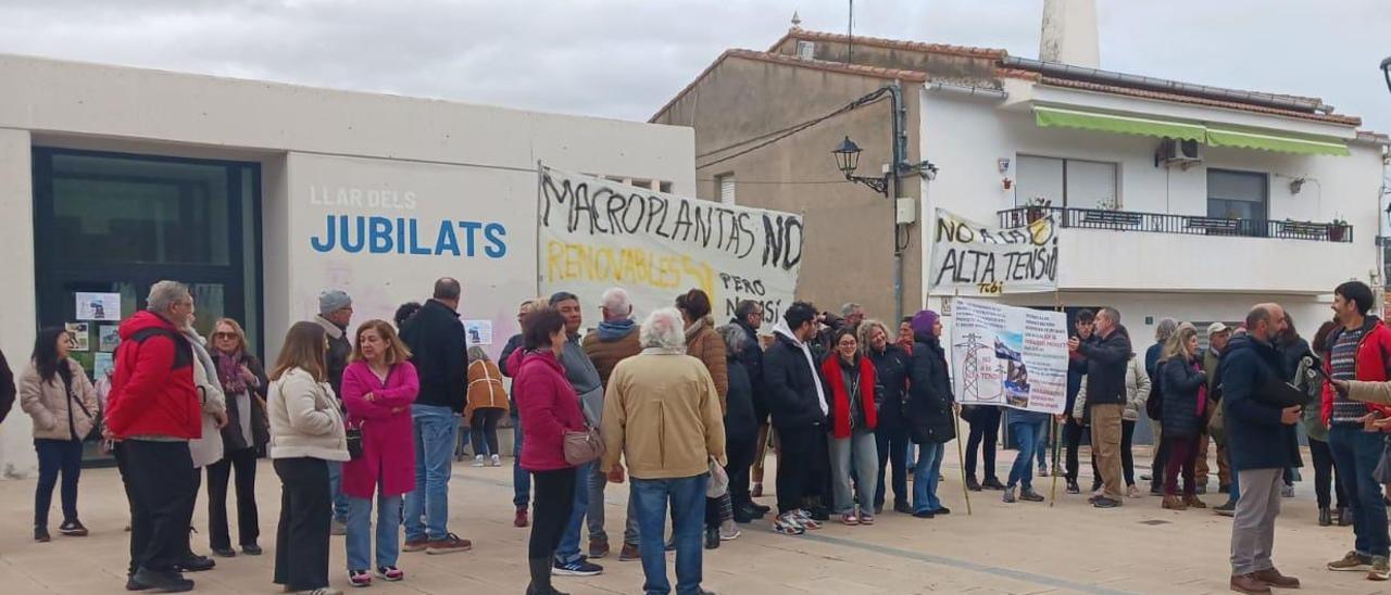 Asistentes a la reunión de Tibi con pancartas