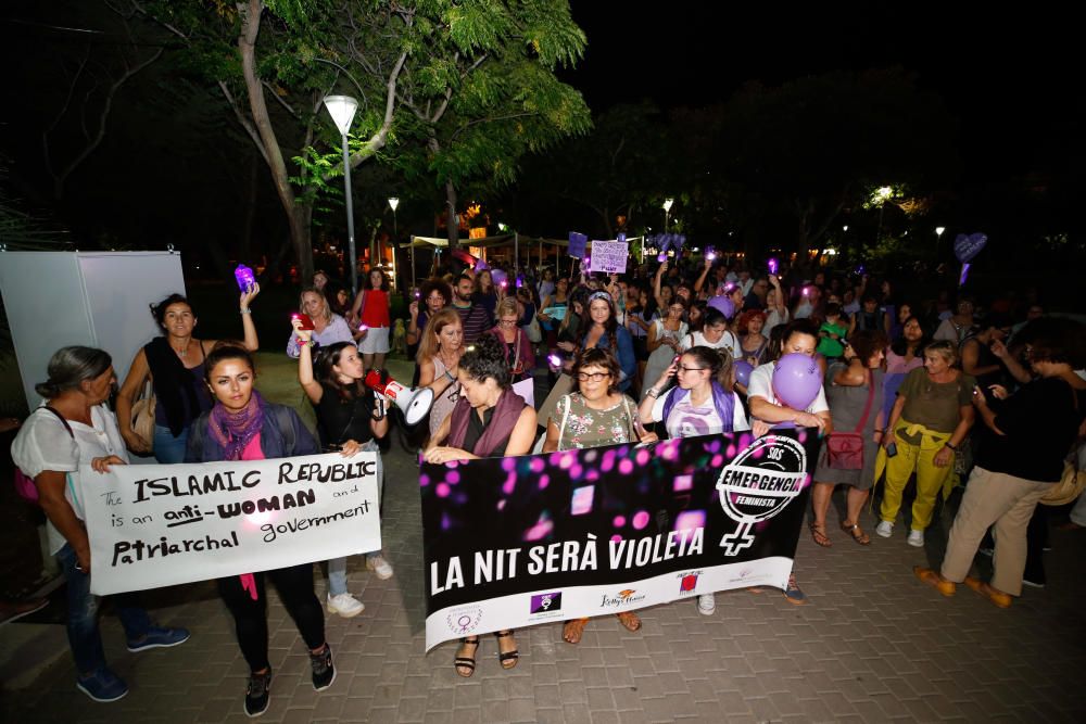 La marcha violeta ilumina las calles de Ibiza.