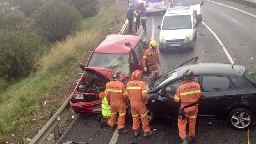 Excarcelan a dos conductores tras una colisión a la salida de Xàtiva