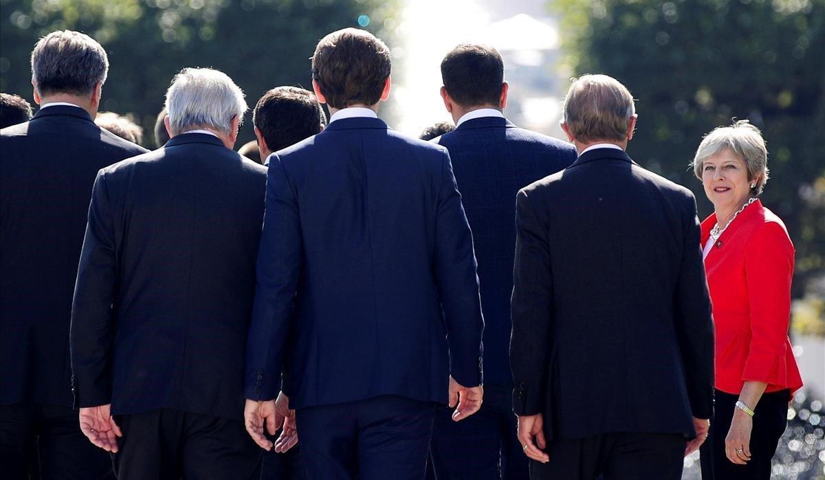Llegada de Theresa May a la foto de familia de la cumbre de líderes en Salzburgo.