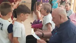 La emotiva despedida del curso de los niños del Vicent Rius junto a mayores del centro de alzhéimer
