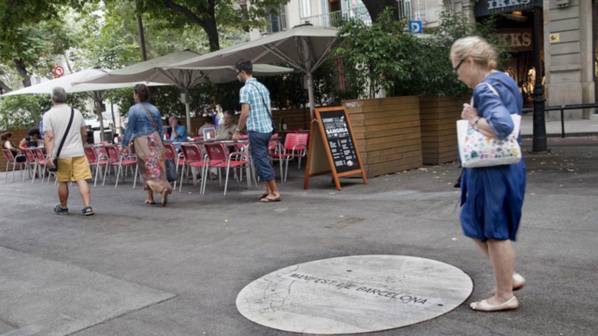 El 'Manifest de Barcelona', en el suelo de la rambla de Catalunya, el pasado agosto.