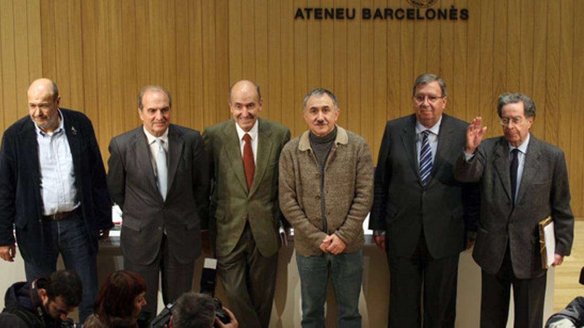 Joan Carles Gallego, Joaquim Gay de Montellà, Miquel Roca, Josep Maria Álvarez, Baldiri Ros y Francesc Cabana, en el acto del Ateneu.