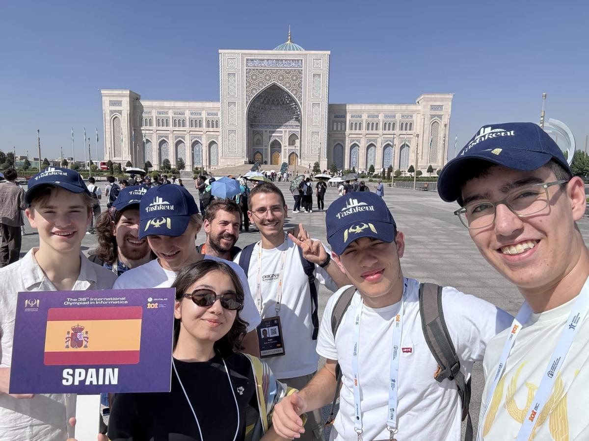 La delegacion española en Uzbekistan, con David Lago (segundo por la dcha.)
