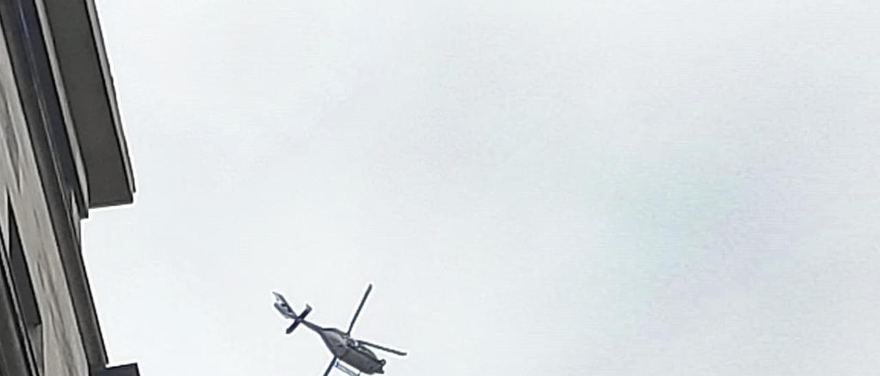 El helicóptero policial sobrevolando yer la calle Policarpo Sanz. // FdV