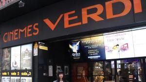 La directora Berta Garcia Lacht, davant dels cinemes Verdi de Barcelona