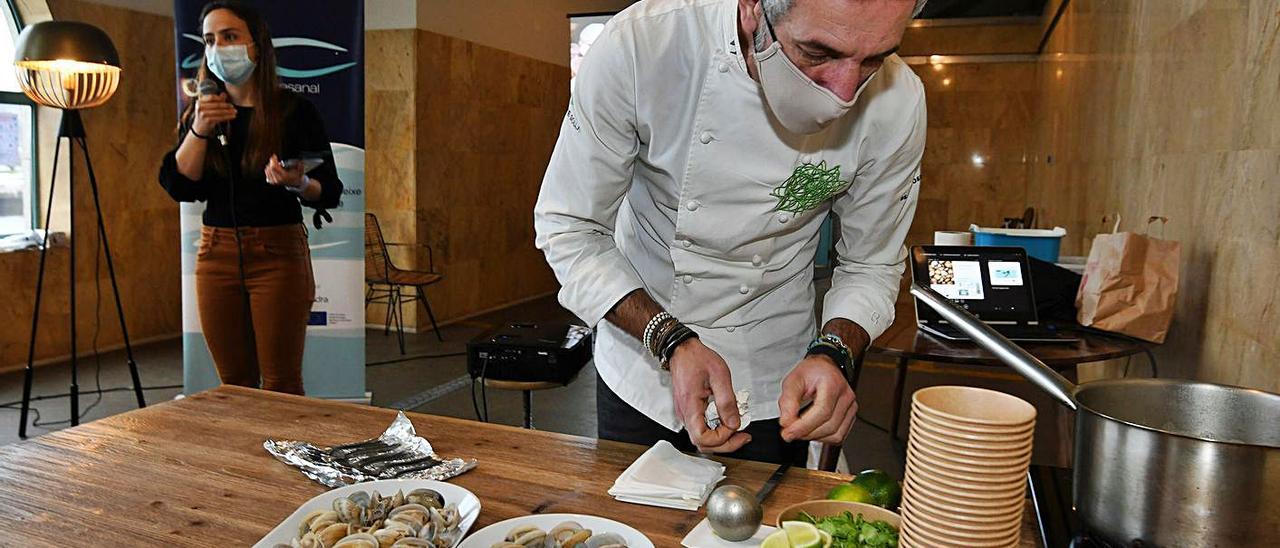 Pepe Solla ofreció a los asistentes un plato de fabes con almejas al curry verde.   | // GUSTAVO SANTOS