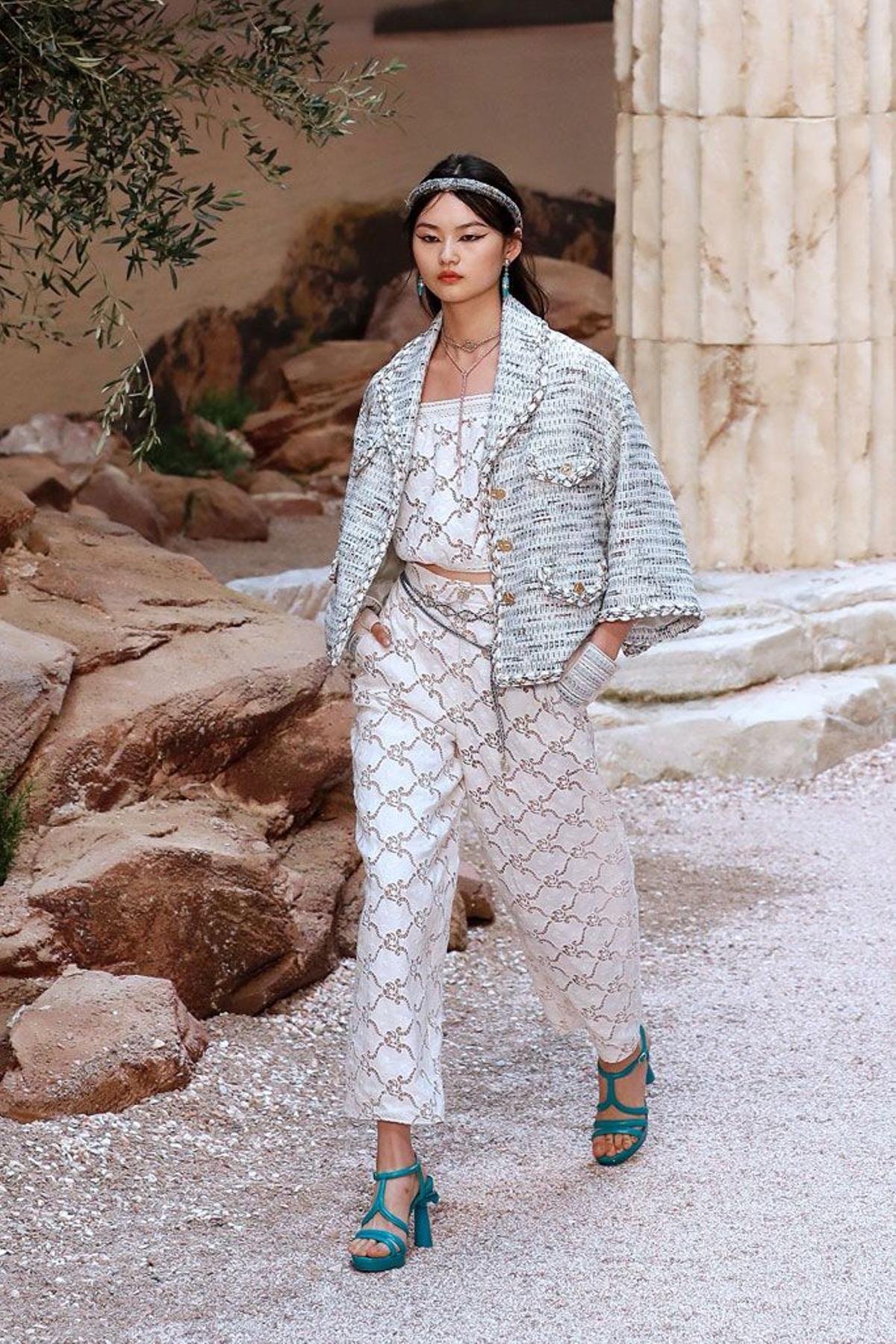 Chanel Colección Crucero 2018: traje blanco de pantalón y top