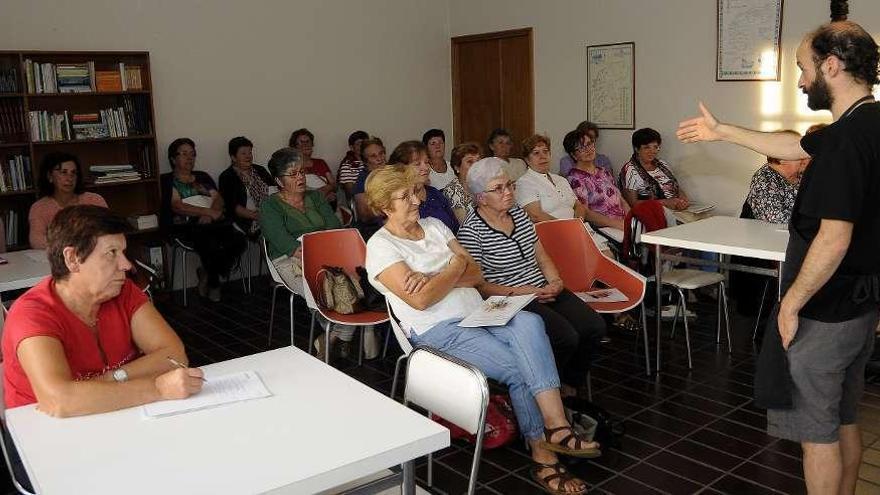 Mujeres que participan en el curso de cocina impartido en la Casa da Xuventude de lalín. // Bernabé/ JavierLalín