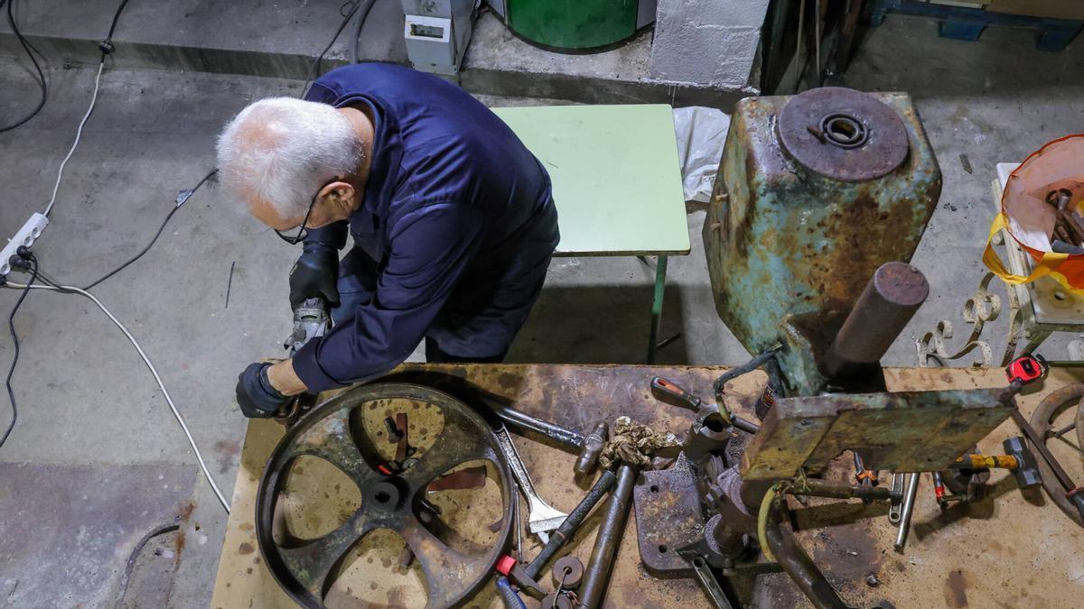 Manolo Dacosta trabajando en la limpieza de una de las máquinas Somme