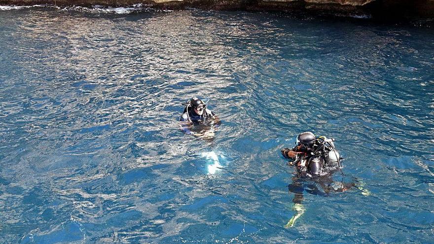 Submarinistes abans d&#039;iniciar una immersió a les illes Medes.