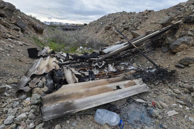 Los restos de pateras se amontonan en el barranco de Maspalomas