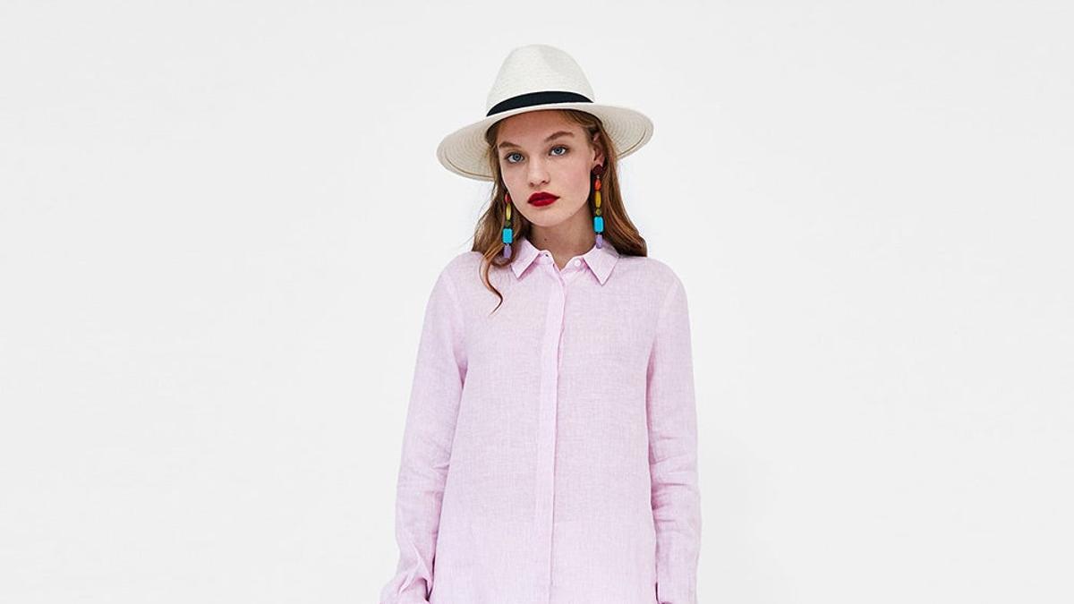 Modelo de Zara con conjunto de la firma