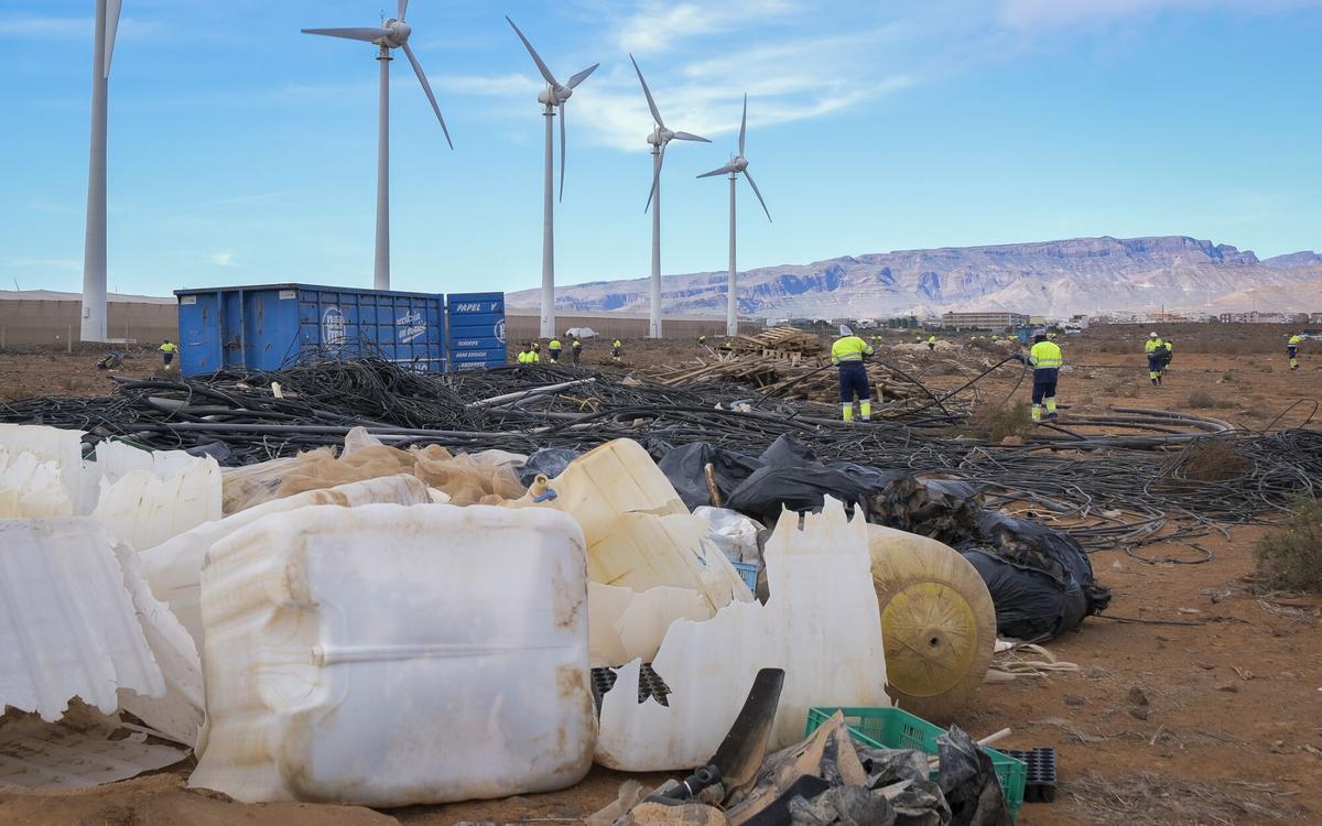 Retirada de invernaderos abandonados en el sureste de Gran Canaria