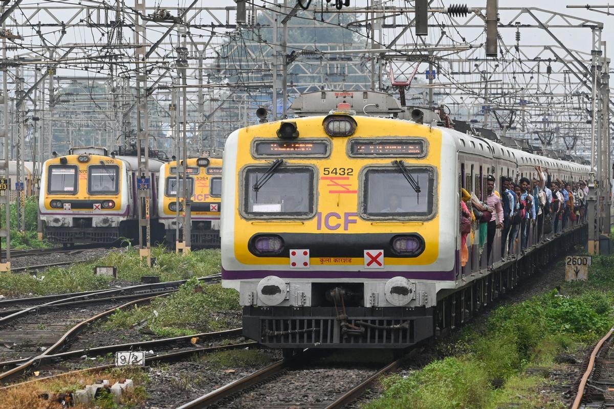 Hora punta en la estación de tren en Bombay