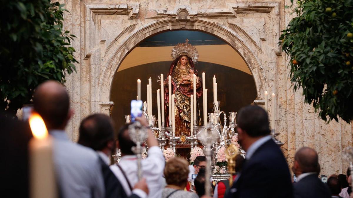 Imagen de archivo de la Virgen del Amparo, saliendo de la parroquia de San Francisco.