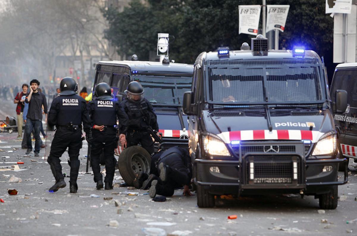 Los Mossos pinchan una rueda en en Plaça Catalunya durante la huelga general del 29M