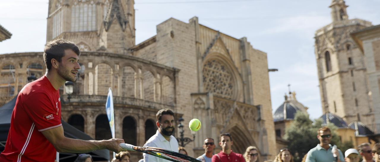 Exhibición de tenis en el centro de la ciudad