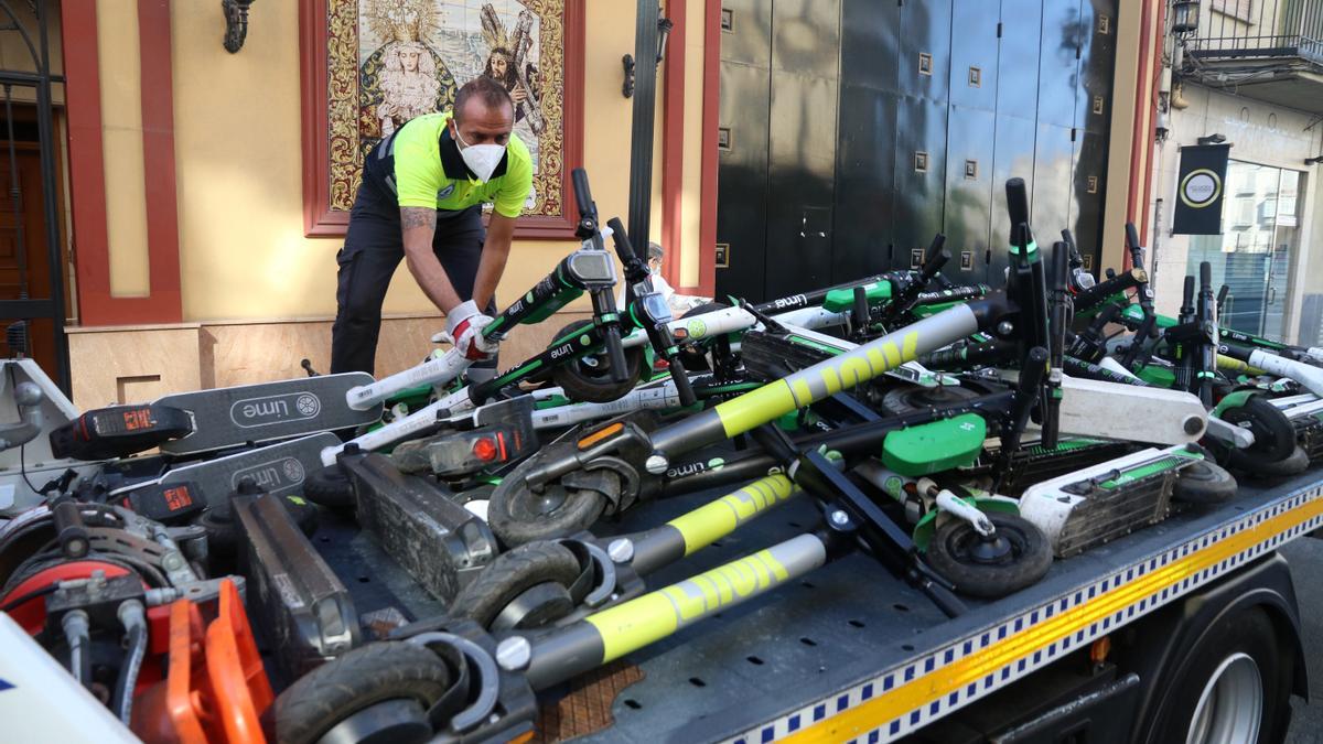 Retiran los patinetes eléctricos mal estacionados en las calles de Málaga