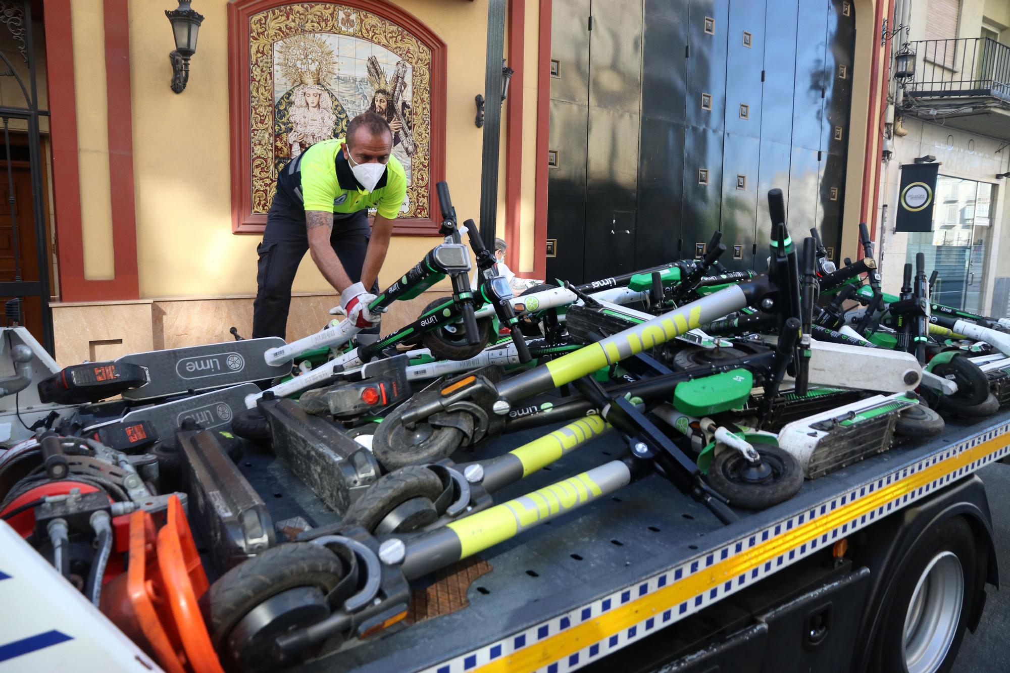 La grúa de Málaga ya se lleva los patinetes y bicicletas mal aparcados