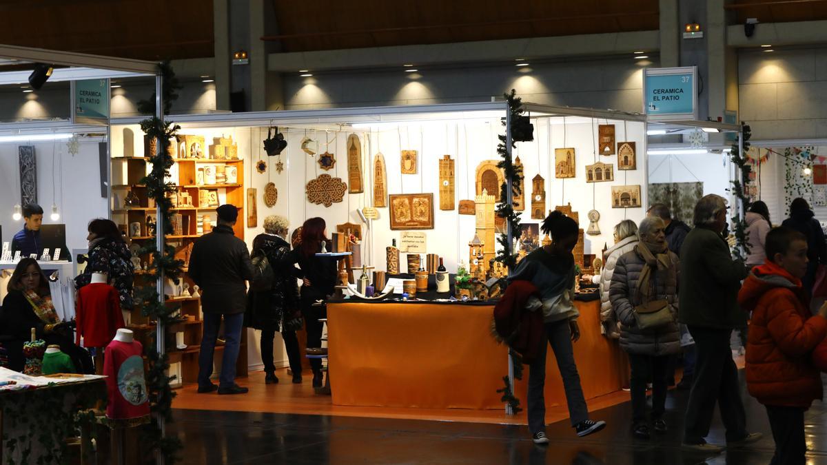 La Feria de Artesanía ha abierto este sábado sus puertas en la sala Multiusos del Auditorio.