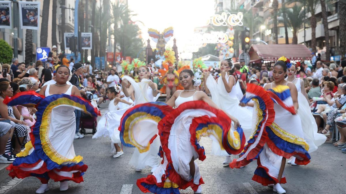 El Desfile Folclórico Internacional de las Hogueras de Alicante dará comienzo a las 19 horas de este martes