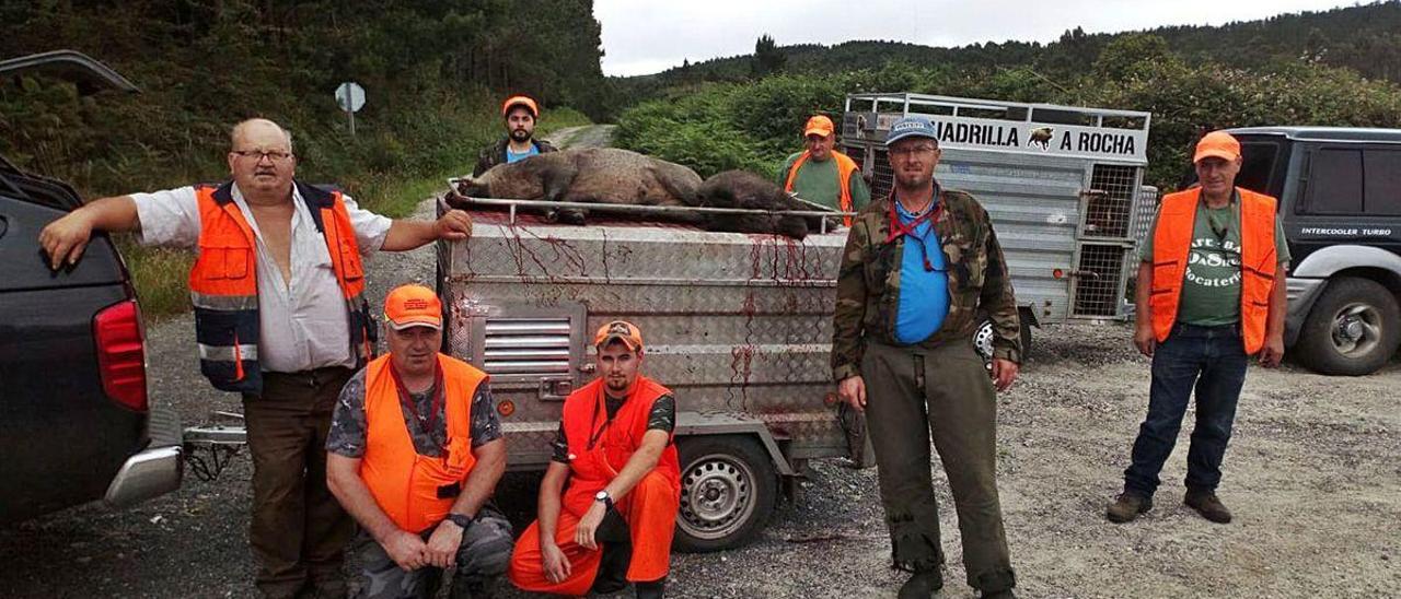 Cazadores del Tecor de A Rocha, el domingo, con los dos jabalís que lograron abatir en Olives y Rubín.