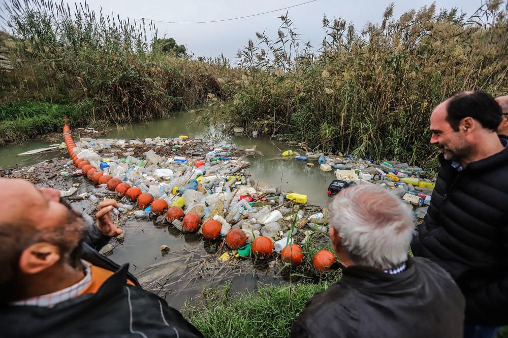 La Conselleria de Medio Ambiente y la CHS impulsan medidas para evitar la contaminación del Segura en la Vega Baja por sólidos flotantes.