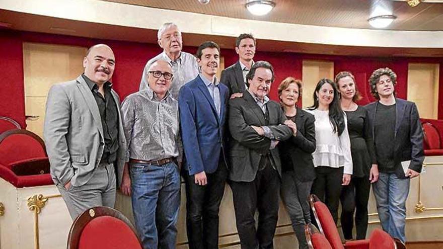 Parte del equipo de ´Werther´, ayer en la Sala Gran del Principal antes de presentar la ópera de Jules Massenet.