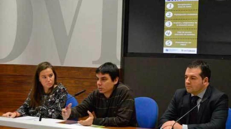 Por la izquierda, Itziar Buruchaga, Ignacio Fernández del Páramo y Carlos Suárez, ayer, en el Ayuntamiento.