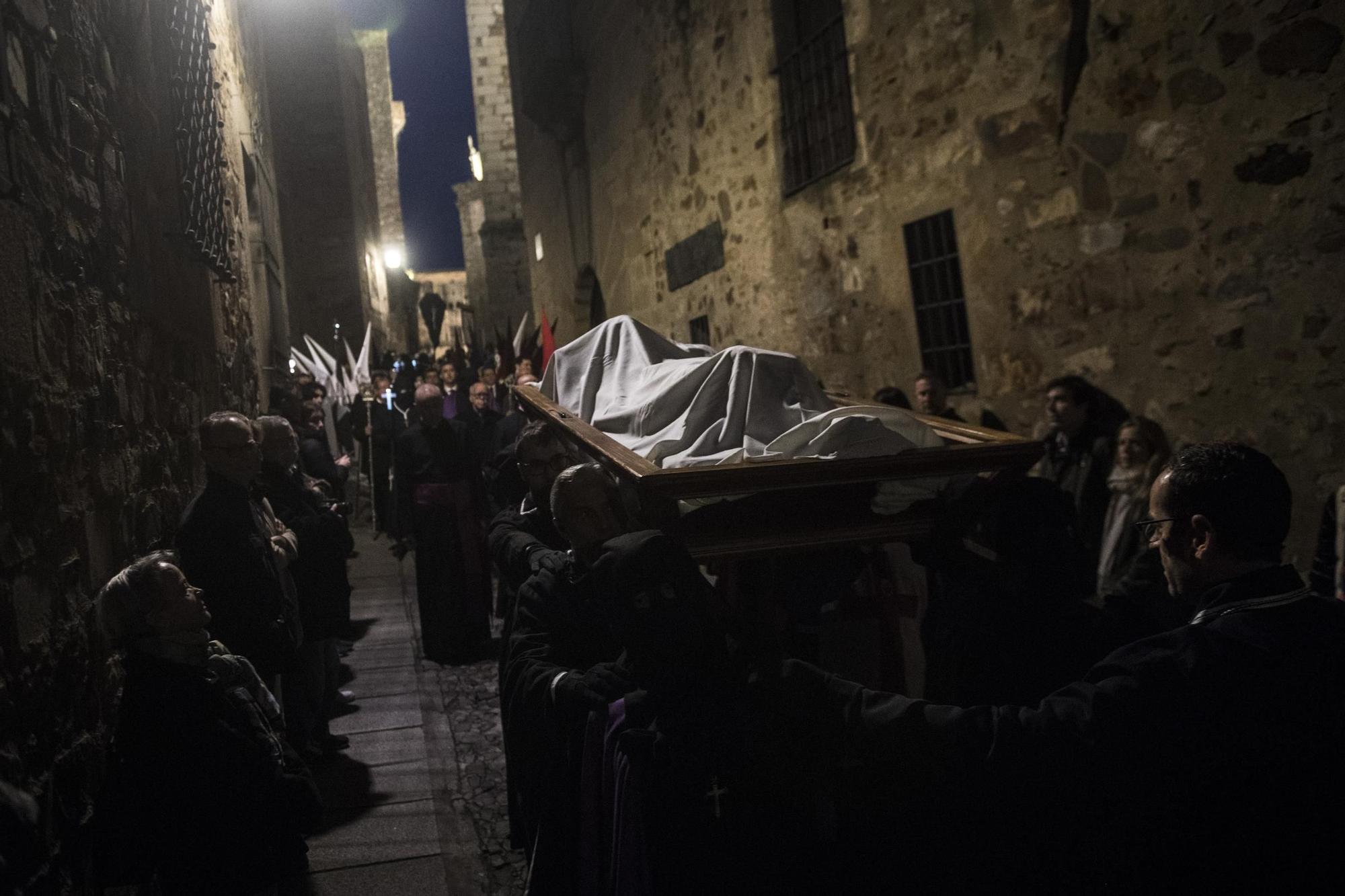 FOTOGALERÍA | El Santo Entierro en Cáceres