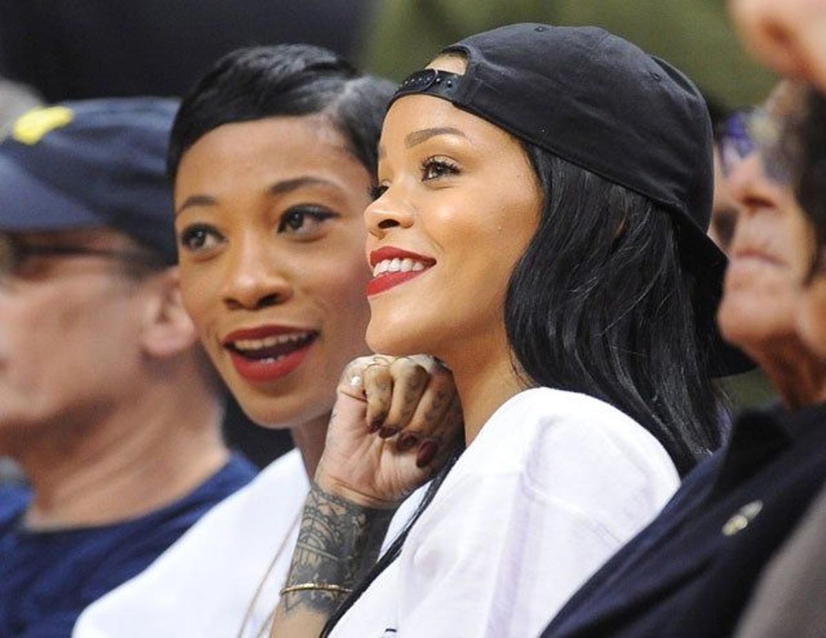 Rihanna viendo el baloncesto junto a una amiga