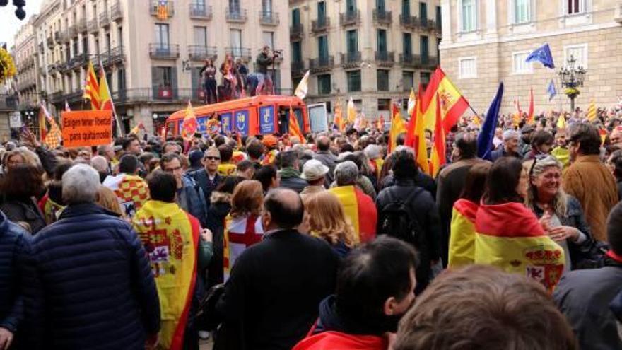 La manifestació de Tabarnia va finalitzar a la plaça de Sant Jaume.