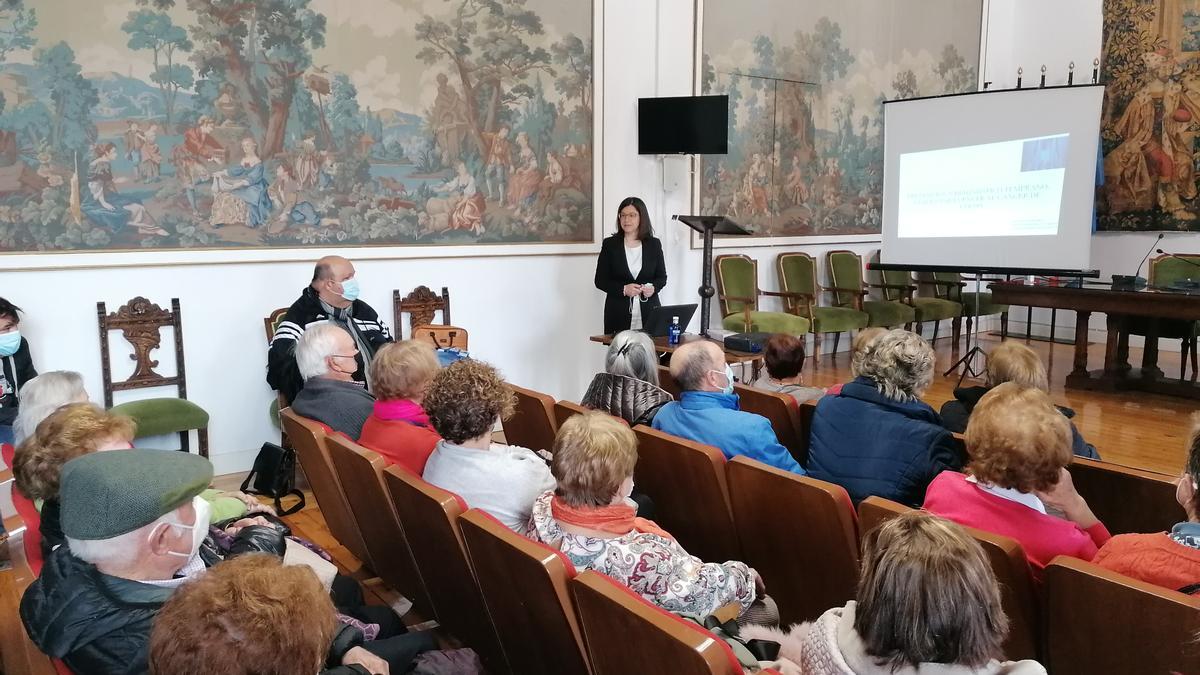 Los asistentes a la charla siguen con atención las explicaciones de la ponente