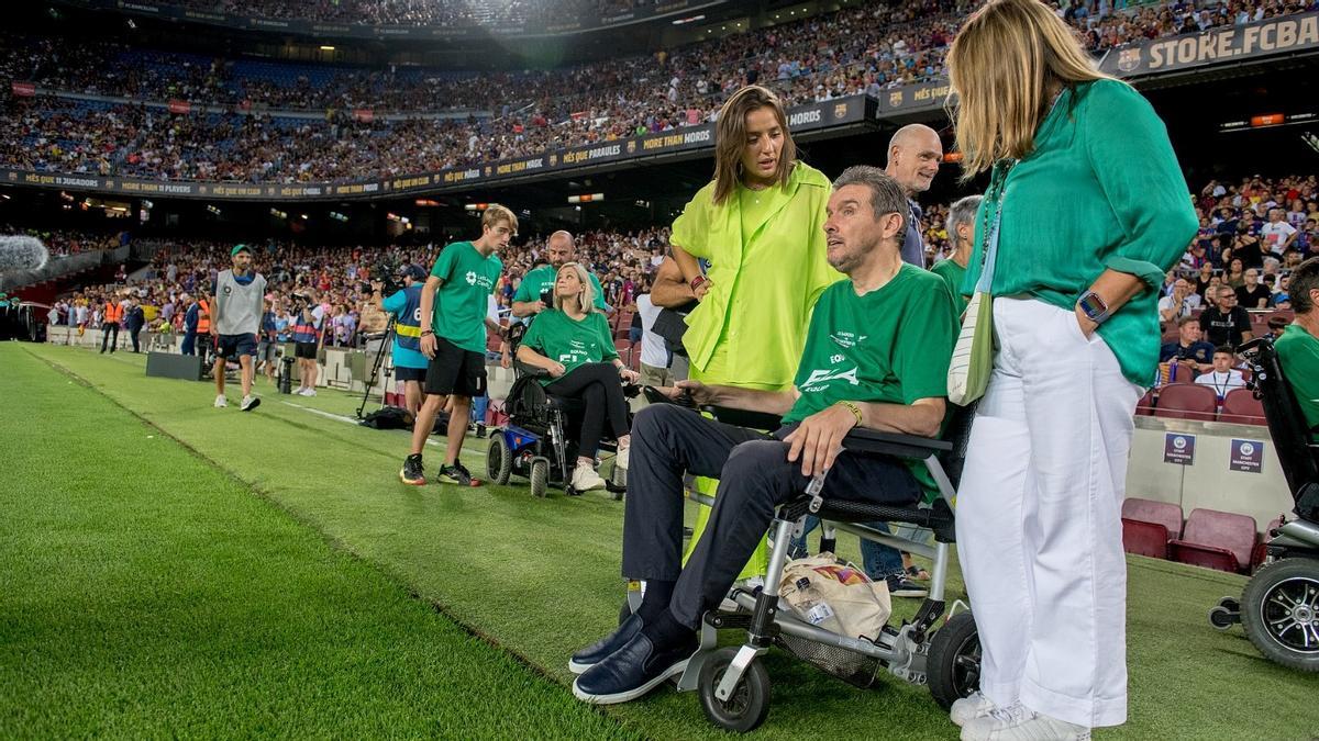 Maria, la hija de Juan Carlos, y Maria, la esposa, arropan al navarro en el Camp Nou.