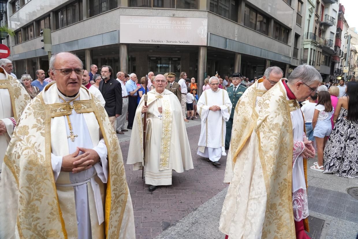 Castelló recibe con honores al Santísimo en la procesión del Corpus Christi
