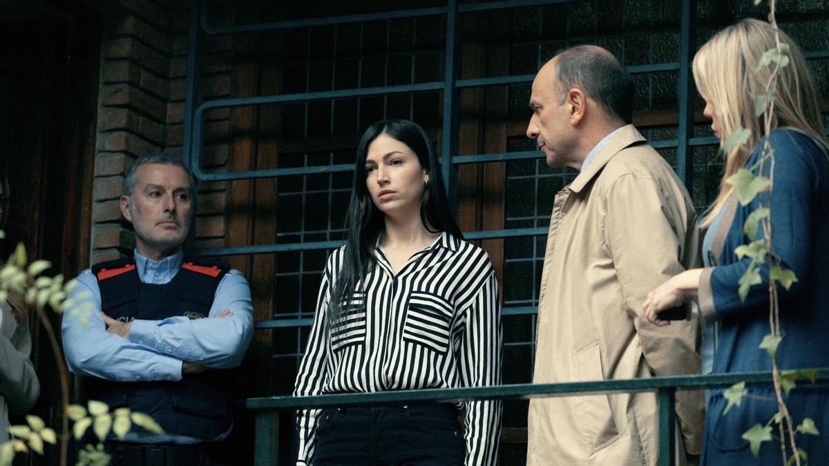 Una imagen de 'El cuerpo en llamas', con Úrsula Corberó, segunda por la izquierda, como Rosa Peral. /