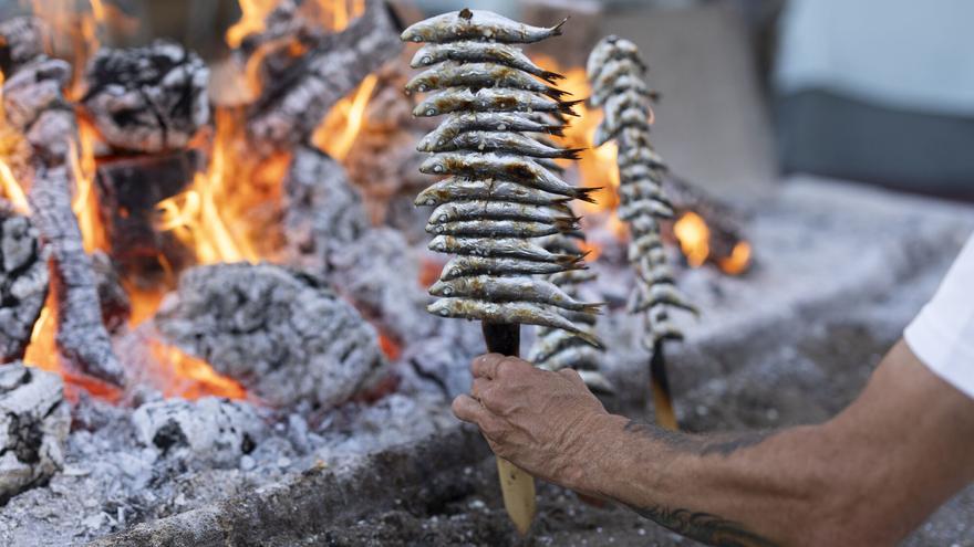 Estepona celebra una gran espetada en la que repartirá unos 350 kilos de sardinas
