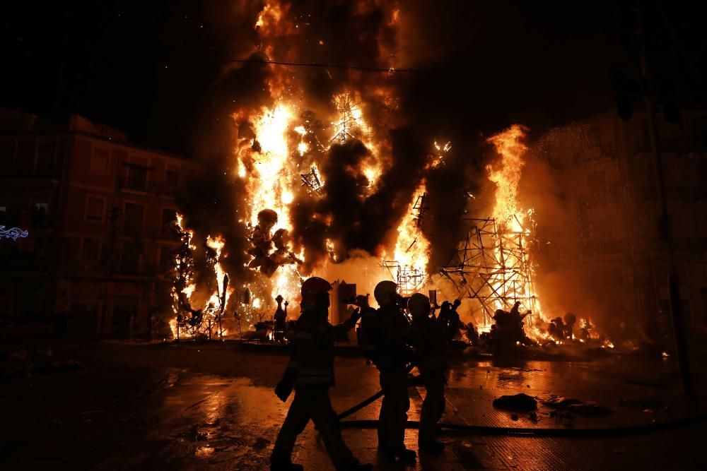 La Nit de la Cremà pone fin a las Fallas 2018