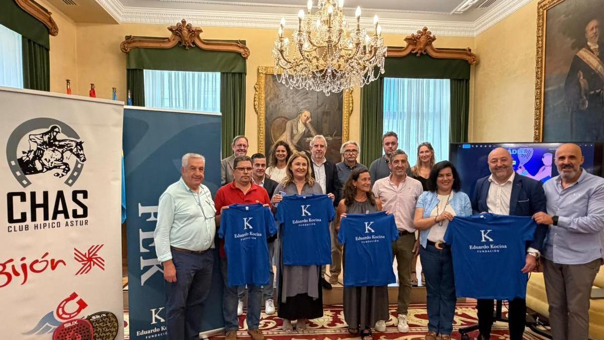 Foto de familia en la presentación del torneo, esta mañana, en el Ayuntamiento de Gijón.