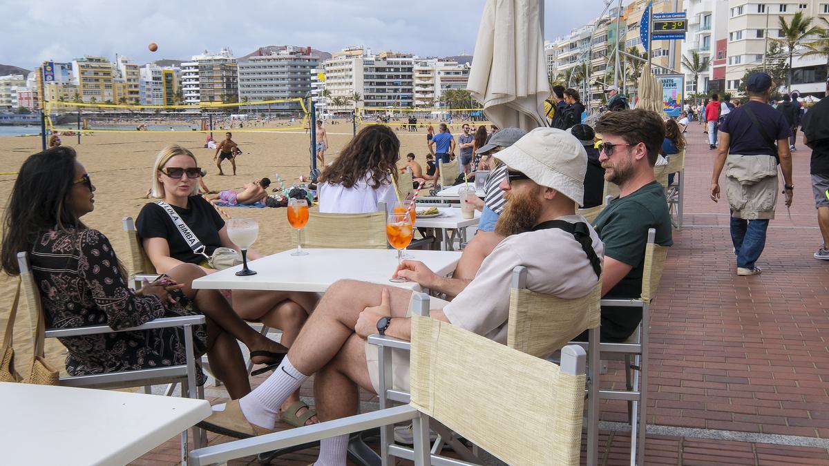 Turistas sentados en una terraza del Archipiélago.