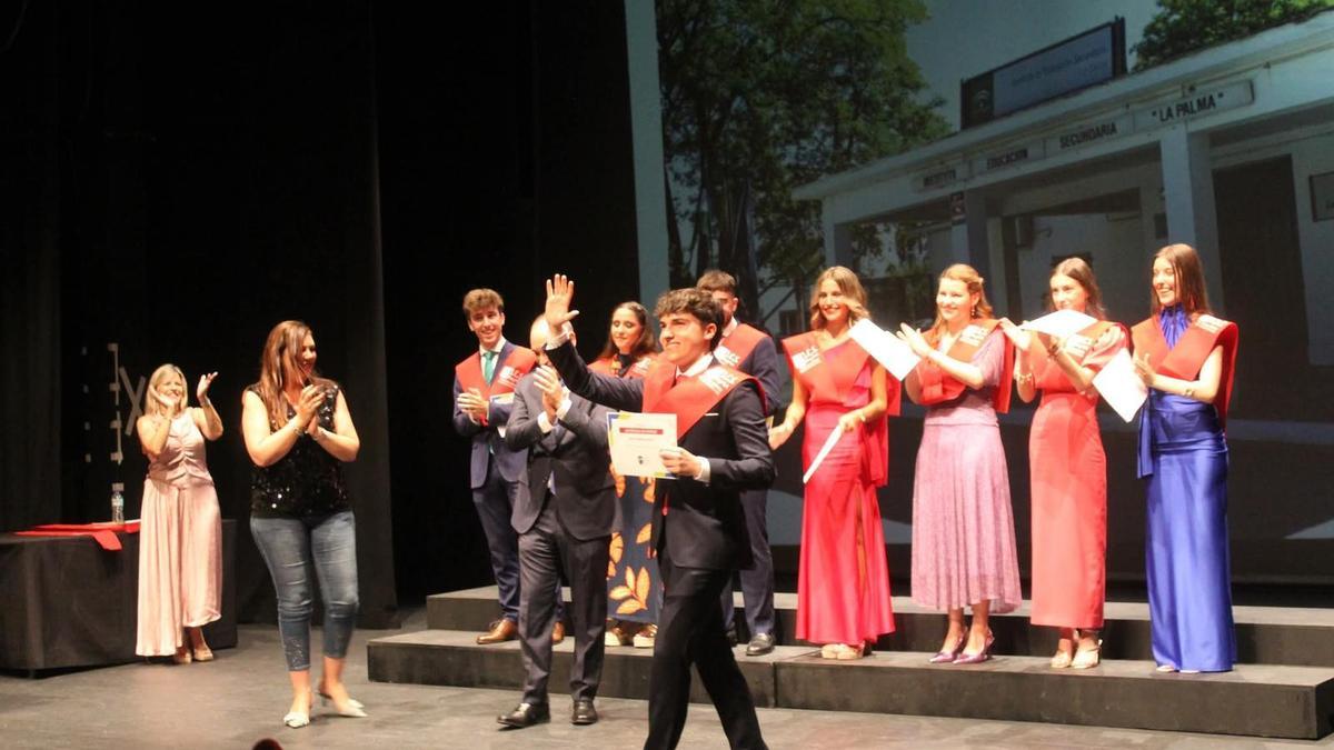 Sergio Herrera recogiendo su Matrícula de Honor en el IES La Palma