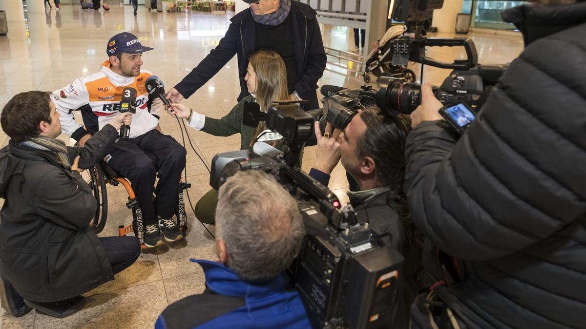 Isidre Esteve atiende a los medios en el aeropuerto de El Prat