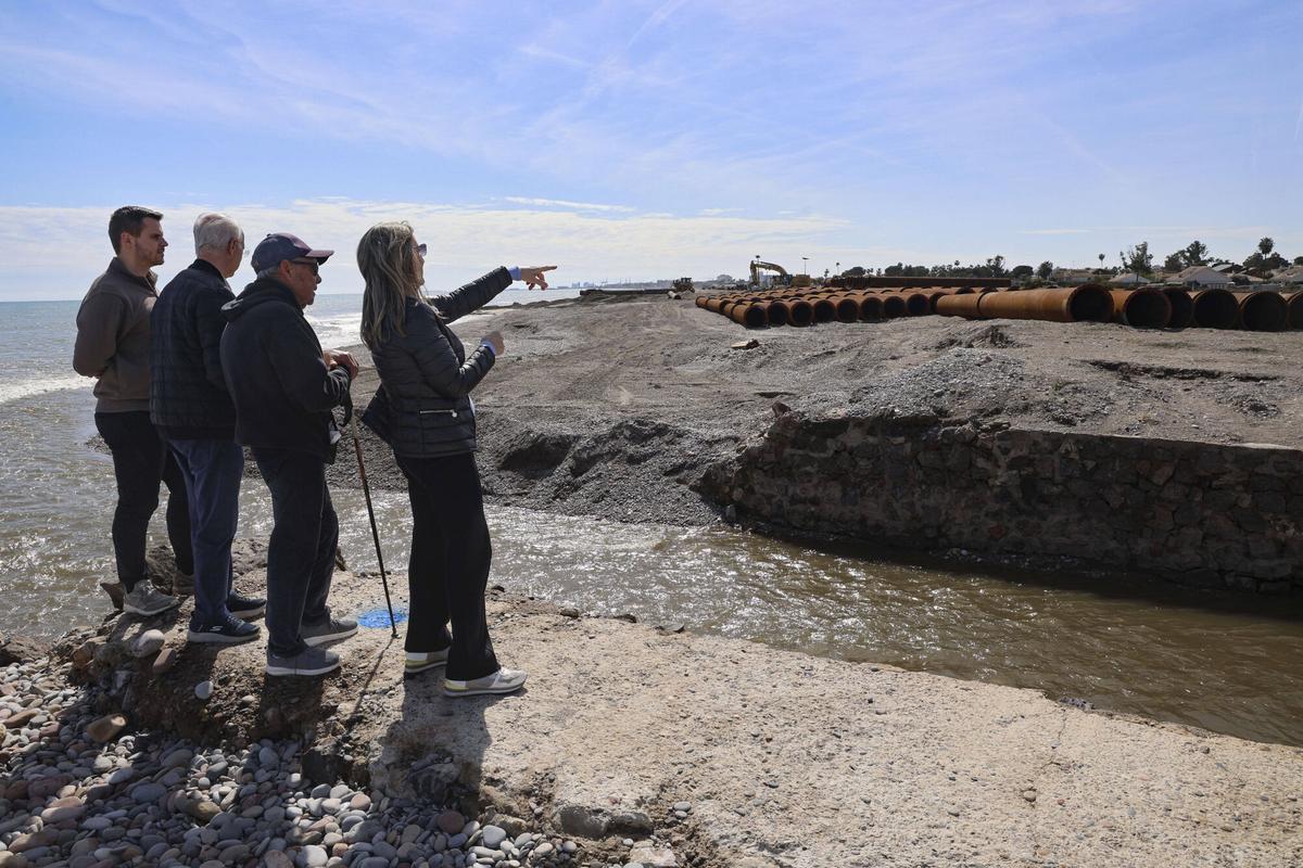 Corinto MRV Vecinos de Almardá y Corinto junto a los trabajos de la megadraga que aporta arena de Cullera. Draga