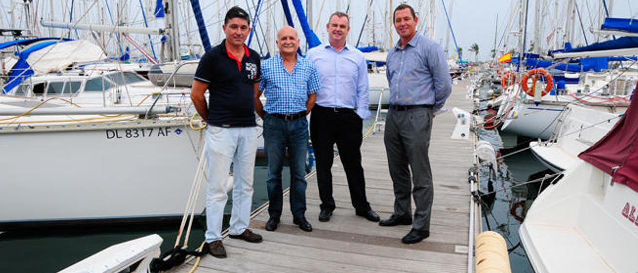 Javier Roldán, José Juan Sánchez, Carlos Nobauer y John Vriethoff, ayer en uno de los pantalanes del Muelle Deportivo.