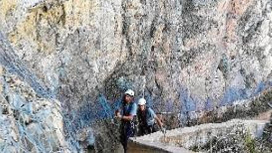 Operaris treballant en la col·locació de tanca metàl·lica.