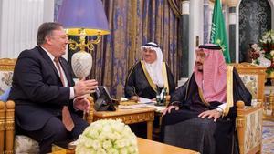 El rey saudí, Salman bin Abdelaziz (derecha), conversa con el secretario de Estado de EEUU, Michael Pompeo, durante su reunión en Riad.